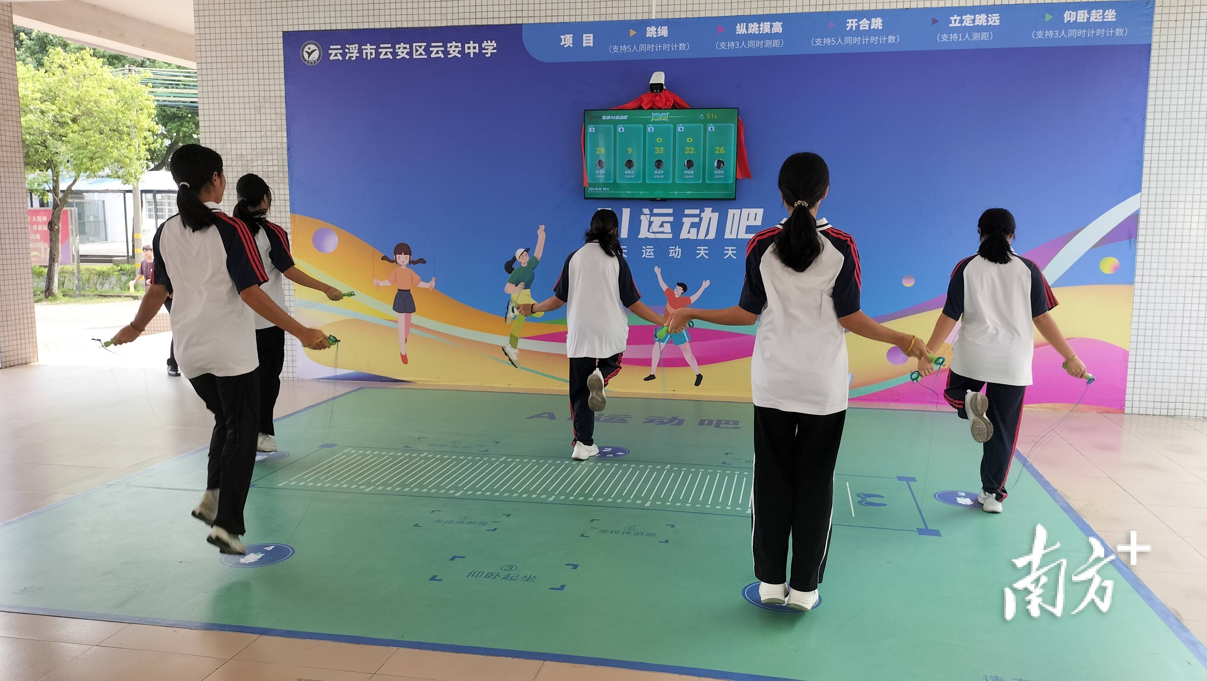 包含以科技助推青训，智能篮球装备走入校园的词条